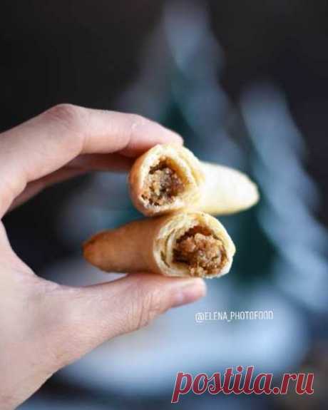 Песочные рогалики с орехово-медовой начинкой 

Ингредиенты:
⠀
Для теста (на 20–22 шт.):
⠀
Сливочное масло — 100 г
Мука — 200 г
Сахар — 20 г
Холодная вода — 50 мл
⠀
Для начинки:
⠀
Орехи — 200 г
Корица — ½ ч. л.
Мед — 100 г
Сахарная пудра — для присыпки
⠀
Приготовление:
⠀
1. В глубокую миску просеять муку, добавить сахар и перемешать.
2. Добавить размягченное сливочное масло и сделать руками мелкую крошку.
3. Добавить холодной воды и замесить мягкое тесто. Тесто сложить в пи...