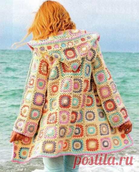 ПАЛЬТО КРЮЧКОМ

Размер: S-M

Вам потребуется: пряжа Baby wool (40% шерсть, 40% акрил, 20% бамбук, 17S м/50 г) - 450 г шести различных цветов и 500 г молочного цвета (основной), крючок №3.

Цвета в мотивах сочетаются произвольно, последний ряд вяжется нитью молочного цвета.
1 квадратный мотив = 10 см.

Для полочек и спинки свяжите 72 мотива по схеме 1 и один большой мотив по схеме 2. Для рукава свяжите 20 мотивов по схеме 1 и 1 мотив по схеме 3. второй рукав вяжите аналогич...