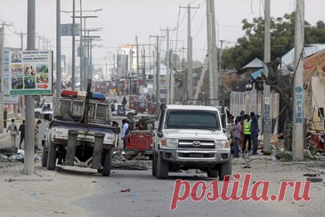 Стало известно число погибших из-за взрыва в Могадишо. Из-за взрыва в сомалийской столице Могадишо погибли пять человек, ранены еще 23. Сообщается, что жертв может быть еще больше, однако точное их количество неизвестно. Бомба сработала на перекрестке в центре города. Взрывная волна обрушила стены близлежащих школы и больницы, а также покорежила автомобили, стоящие рядом.