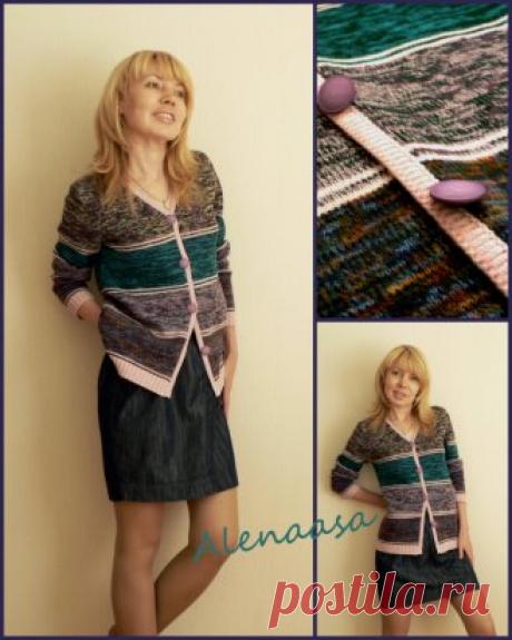 Еще один небольшой мастер - класс на тему планочек.Это ,наверно самый простой способ "вывязывания" петель под пуговички.
Ширина планки зависит от количества рядов, я вяжу примерно 10-12 рядов по кругу. Петли я делаю самым ленивым и простым способом. Когда соединяю планку и полочку на машине на месте где должно быть отверстие (обычно это 2-4 иглы) полочку с планкой не соединяю а пропускаю эти иглы. Т.е вы связали планку на 2 фантурах, перенесли петли с передней фантуры на заднюю, опустили передню