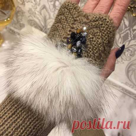 Митенки с нат мехом
Песец и бусины 
Длинные 44 см
Цена 1800₽
#геллачара 
#перчаткивстразах 
#уггивстразах 
#наушникимеховые 
#митенки 
#прелестьпрелестная 
#чараброшь 
#стильныеаксессуары 
#вналичии 
#новаяколлекция