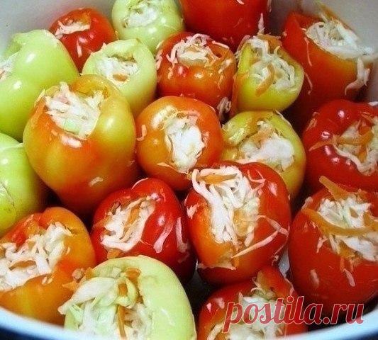 Перец фаршированный капустой в маринаде.

Особенный рецепт! Это просто ооочень вкусно!

Понадобится:

Перец сладкий – 3кг
Капуста – 1 вилок весом 2,5кг
Морковка -2 шт
Чеснок 3-4 головки
Маринад на 1 литр воды надо:
Сахар -200гр
Соль -1 ст. ложка
Уксус 9% - 200мл.
Масло растительное -100мл.

1.Перец тщательно вымыть, удалить плодоножку и семечки. Капусту нашинковать , добавить натёртую морковку, посолить по вкусу и перемешать.Чеснок выдавить через пресс.
2.В подготовленный ...