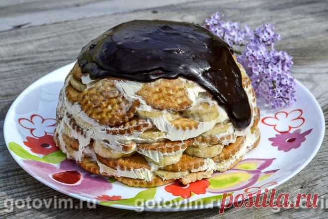 Торт из печенья без выпечки с бананом и сметаной. Рецепт с фото Чтобы приготовить вкуснейший торт не обязательно полдня провести на кухне у жаркой духовки, выпекая коржи и взбивая крем. Рецепт торта без выпечки особенно актуален в летнюю жару или когда нужно быстро, без особых затрат приготовить десерт. Для торта подойдет практически любое печенье, но предпочтение лучше отдать сладким крекерам или затяжному печенью типа «Мария». Бананы лучше взять средней спелости, а сметану жирностью 15%.


