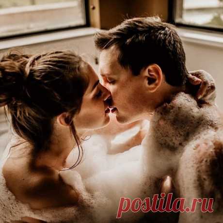 Есть два вида любви. Одна легкая, радостная, ванильная, как сладкая вата в Парке Культуры, и проявляется в огромном букете роз, от которых прогибаются её тонкие руки, ошалелой улыбки у него на лице и шоколадных сердечках, подаренных друг другу на День Святого Валентина. Другая же драматичная, роковая, терпкая, как вино многолетней выдержки из прохладных французских погребов. И дарит она ей уродливые шрамы на сердце, а ему циничную складку в уголках губ, а вместо глупых, но...