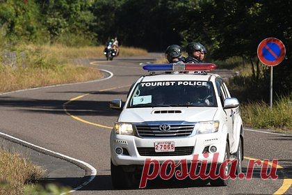 Тело погибшего в Азии при загадочных обстоятельствах туриста нашли в канализации. Британский турист погиб в Азии при загадочных обстоятельствах, его тело нашли в канализации без рубашки. Уточняется, что труп был обнаружен жителями провинции Кампот в Камбодже. Они попытались разбудить мужчину, вытащив его, однако приехавшая на место скорая помощь констатировала его смерть.