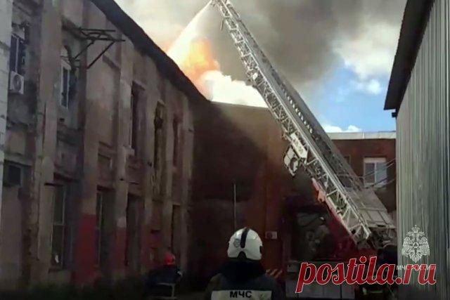 Мощный пожар на складе лакокрасочных изделий в Подмосковье. Площадь пожара на лакокрасочном складе в Богородском городском округе Московской области достигла 3000 кв.м.