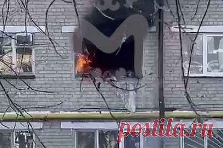 В российском городе квартира загорелась после звука взрыва. В Казани в одном из жилых домов загорелась квартира, жители сообщили, что перед пожаром они слышали звук взрыва. К месту происшествия прибыли сотрудники аварийных служб и бригада скорой помощи. Находившегося внутри квартиры, в которой произошел пожар, мужчину спасти не удалось.