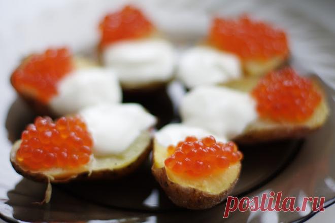 Запеченный картофель с икрой