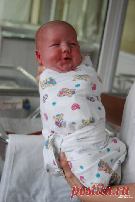 Что может быть прекраснее улыбки детских глаз?
Пускай детишки разные, все умиляют нас.
Со щечками, с веснушками, с причёскою и без,
Кто с мамиными ушками, кто — копия отец.
Смеются, улыбаются, лепечут кто о чём,
Машинками играются и прыгают с мячом.
Такие они разные, все наши малыши,
Но самые прекрасные! Ведь я права? Скажи!