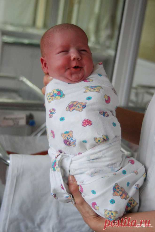 Что может быть прекраснее улыбки детских глаз?
Пускай детишки разные, все умиляют нас.
Со щечками, с веснушками, с причёскою и без,
Кто с мамиными ушками, кто — копия отец.
Смеются, улыбаются, лепечут кто о чём,
Машинками играются и прыгают с мячом.
Такие они разные, все наши малыши,
Но самые прекрасные! Ведь я права? Скажи!