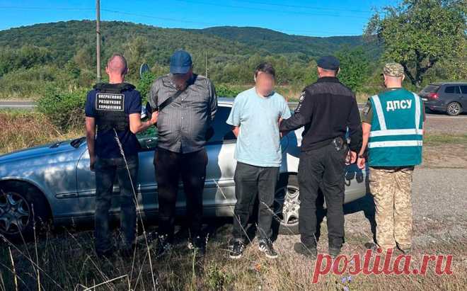На Украине священник пытался под рясами провезти через границу уклониста. На контрольно-пропускном пункте в Закарпатской области задержали священнослужителя, который организовал незаконную переправку через границу гражданина призывного возраста в Словакию.