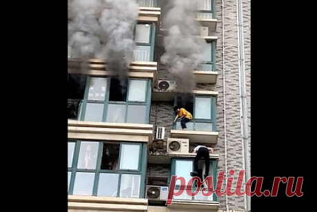 Бывший военный залез в окно горящего дома ради спасения ребенка из пожара. Житель Китая заметил дым из окна жилого дома и увидел сидящего на подоконнике на высоте более десяти метров ребенка. Рискуя жизнью, мужчина залез на окно и спас девочку. Пожарные спустили ребенка при помощи автолестницы. Родителей спасенной вывели на улицу другие люди. В результате произошедшего никто не пострадал.