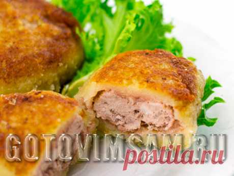 Колдуны 

Фарш мясной – 300 г
Картофель – 1 кг
Сметана – 1 ст.л.
Лук – 100 г
Растительное масло – для жарки