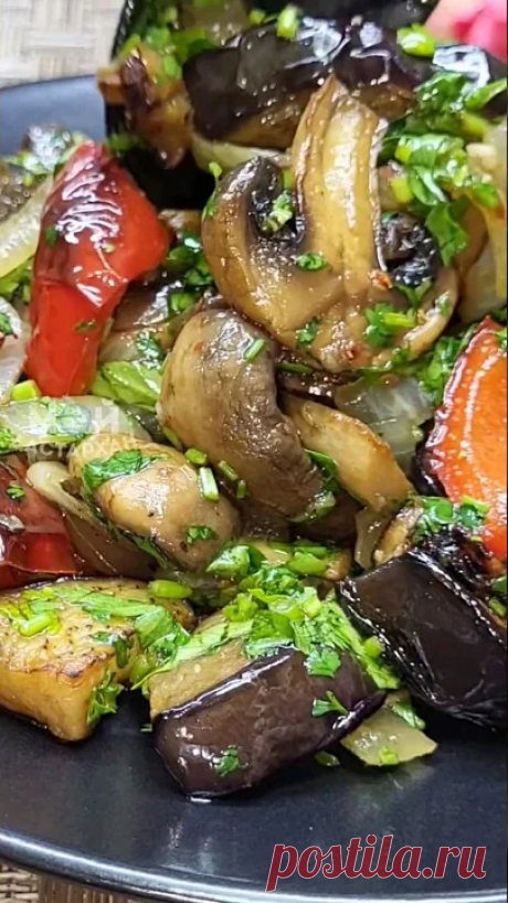 Бесподобный САЛАТ из БАКЛАЖАНОВ. Это самый вкусный салат, который я ела. Супер закуска из баклажан Бесподобный САЛАТ из БАКЛАЖАНОВ на каждый день! Самый вкусный рецепт Салата из Баклажан!Рецепт :Баклажан - 1 шт.Лук - 1-2  шт.Шампиньоны - 250 г .Сладкий кра...
