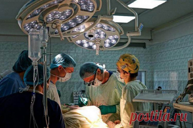 Онколог из Петербурга: «Я 18 часов подряд удалял метастазы из легкого 17-летней девушки» Благодарные пациенты нередко называют Евгения Левченко, заведующего торакальным отделением НМИЦ онкологии им. Н. Н. Петрова, врачом от Бога. Петербургский специалист с 20-летним стажем провел не меньше полутора тысяч...