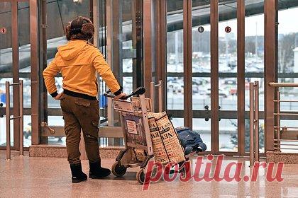 В Москве водовоз врезался в самый большой в мире пассажирский самолет. Водовоз врезался в самолет и повредил его фюзеляж в аэропорту Домодедово. Нештатная ситуация произошла днем 27 марта с лайнером, который должен был следовать из Москвы в Дубай. По данным источника, водитель спецтехники собирался заправить борт водой, однако перепутал педали и врезался в него.