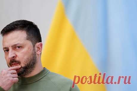 Зеленского уличили в блефе в вопросе вооружения ВСУ. Украина не может самостоятельно производить оружие и боеприпасы, вся база для этого в стране разрушена. Потому предложение президента страны Владимира Зеленского о наращивании производства является блефом. Об этом в разговоре с «Лентой.ру» заявил военный эксперт, полковник в отставке Анатолий Матвийчук.