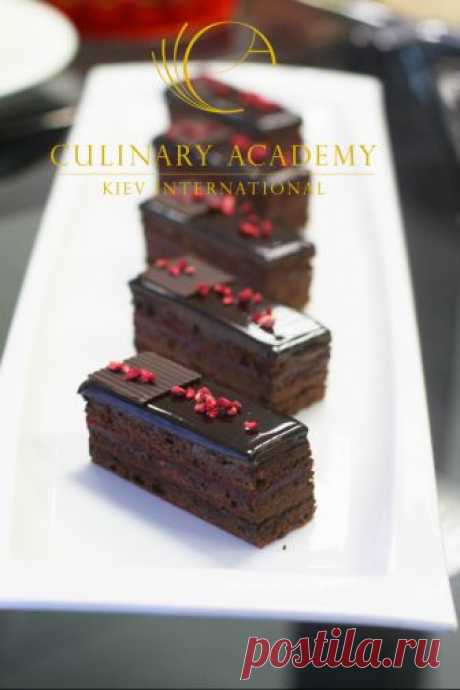 Обещанный и долгожданный. Малиновый Захер от Маши Селяниной. На Севере Франции не жарко. Народ еще вчера ходил в теплых куртках, но сегодня переоделся в купальники по случаю солнечного, нежаркого дня. А я отдыхаю от киевской жары и жду вечерний праздничный салют. Завтра 14 июля - день взятия Бастилии, национальный праздник Франции и праздничные настроения…