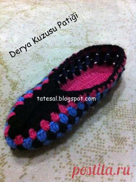 Радужные тапочки крючком.