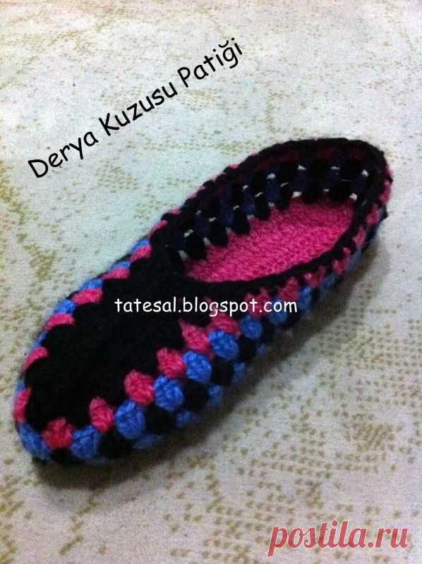 Радужные тапочки крючком.