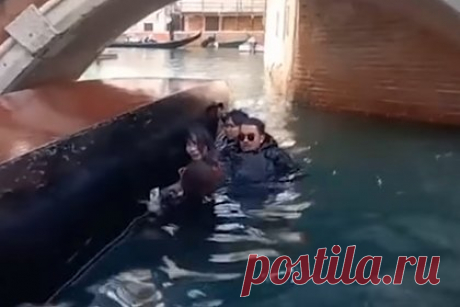 Китайцы оказались в ледяной воде в Венеции из-за отказа подчиниться гондольеру. Группа туристов из Китая перевернулась во время катания на гондоле в Венеции и оказалась в ледяной воде. Путешественники во время водной прогулки делали селфи на фоне достопримечательностей города и отказывались подчиняться указаниям гондольера, который просил их сесть.
