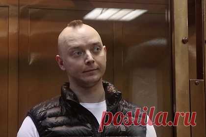 Арестованного за госизмену Сафронова поместили в карцер из-за телеантенны. Арестованный за госизмену журналист и советник главы «Роскосмоса» Иван Сафронов помещен на три дня в карцер. Об этом рассказал правозащитника Александр Хуруджи. Сафронов приклеил антенну к стене камеры бумагой от упаковки колбасы, чтобы смотреть телевизор, однако заключенным запрещено что-либо приклеивать к стенам.