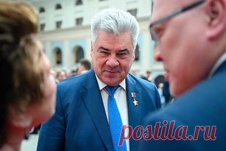 В Совфеде назвали провокацией и блефом угрозу Украины объявить войну России. Угроза Владимира Зеленского объявить войну России продолжает политику провокаций и блефа. Об этом заявил глава оборонного комитета Совфеда Виктор Бондарев. По его словам, «подопечный США постепенно, но планомерно выходит из-под контроля», в то время как страны Запада готовятся к переговорам с Россией.