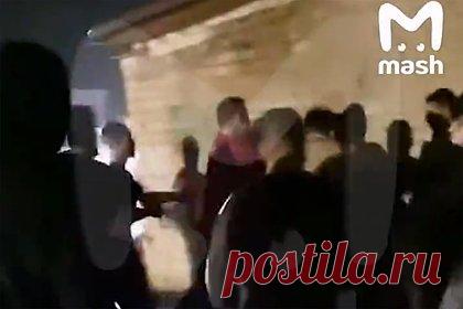 Массовая драка россиян с мигрантами с обувной фабрики попала на видео. В Приволжске Ивановской области произошла массовая драка с мигрантами, работающими на обувной фабрике под Костромой. Конфликт местных жителей с иностранцами попал на видео. По информации Mash, участниками драки стали 23 человека. Она произошла в 13 километрах от места, где работают мигранты.