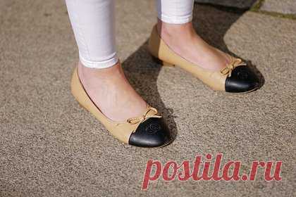 Российская блогерша навала шесть «колхозных» вещей на лето. Российская блогерша Екатерина Царская навала шесть «колхозных», по ее мнению, вещей на лето 2023 года. В первую очередь эксперт призвала избегать юбок карго. Она объяснила, что нулевые — не самый лучший период для моды, и посоветовала не носить одежду, которая «напоминает использованный парашют».