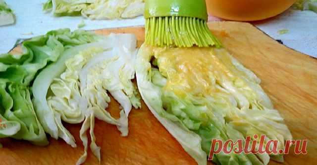 Разрежь кочан на 8 частей и смажь яйцом. Потрясающее угощение на все случаи жизни! — Готовим дома