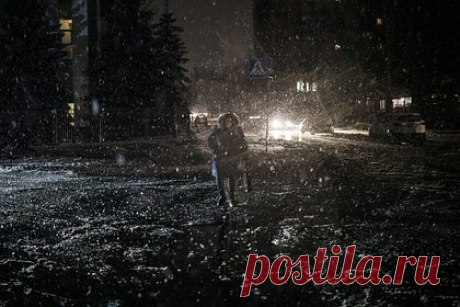 В подконтрольном Киеву Херсоне раздались взрывы. В подконтрольном Киеву Херсоне раздались взрывы. Об этом сообщил глава городской военной администрации Роман Мрочко. По его словам, в городе частично отключили электричество, воду и теплоснабжение. Из-за перебоя со светом в городе появились проблемы с движением троллейбусов, движение по многим маршрутам приостановлено.