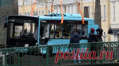 RT: водитель упавшего в Мойку автобуса ранее работал контролёром и курьером. Водитель, управлявший упавшим в Мойку в Петербурге автобусом, ранее работал в другом автопарке контролёром, а также курьером, выяснил RT. Читать далее