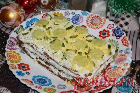 Закусочный торт из вафельных коржей - легкий и сытный В закусочном торте из вафельных коржей настоящая гармония вкуса. Он легкий и сытный одновременно. Новый год с таким шедевром станет гораздо вкуснее.