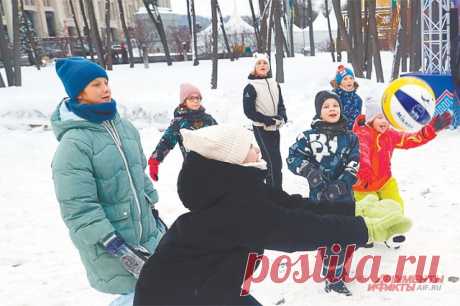 Коньки, снежный дартс, кёрлинг. Жители столицы отметили Зимний день спорта. Этот весёлый праздник прошёл 28 января в «Лужниках». Корреспондент «АиФ» тоже попрыгала, побегала и взяла урок фигурного катания.