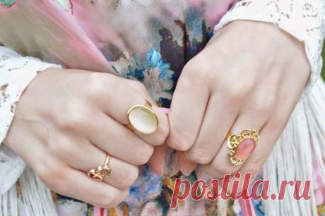 На какой руке нужно носить драгоценные камни: секреты и советы Люди часто покупают украшения с драгоценными камнями и редко задумываются над тем, на какой руке его следует носить. В данной статье мы это расскажем.
