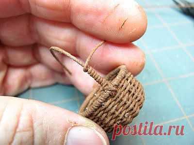 Tutorial on how to weave this tiny basket from ... | Baskets and Boxes