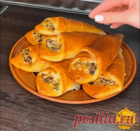 Кулечки с грибами! Быстро, просто и очень вкусно!!!
Ингредиенты:
500 гр. слоеного дрожжевого теста
250 гр. шампиньонов
1 луковица
соль и перец по вкусу
раст. масло для обжаривания
100 гр. сыра
укроп
1 яйцо

Приготовление:
Грибы обжариваем на растительном масле, как только выпарится лишняя вода, добавляем измельчённый лук, соль и перец по вкусу, обжариваем до готовности и даём остыть. К остывшей начинке добавляем тертый сыр и измельченную зелень, перемешиваем.
Каждый плас