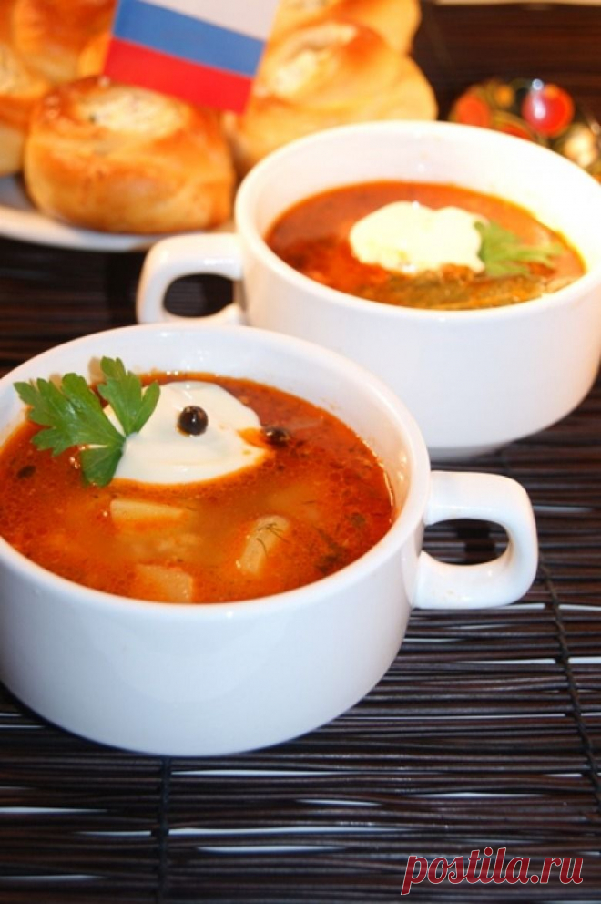 Кубанский чесночный суп  бульон мясной  5 л  картофель  6 шт.  рис (или перловка)  50 г.  томаты  500 г.  паста томатная  20 г.  лук репчатый  1 шт.  чеснок  петрушка  40 г.  соль  масло растительное  60 г.  лист лавровый  3 шт.  мясо (отварное, по желанию)  300 г.  укроп  перец черный молотый