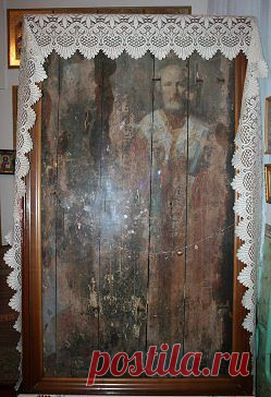СВЯТИТЕЛЬ НИКОЛАЙ! Лик проявившийся на двери сарая.Если у Вас беда ,дай Бог он Вам поможет.