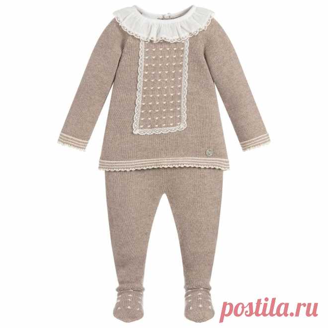 Beige Knitted 2 Piece Babygrow Lovely beige two-piece babygrow for girls and boys by Paz Rodriguez. Knitted in super soft Merino wool, it has an ivory ruffle collar and delicate lace trims.
