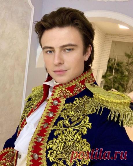 Беспечная избранница Прохора Шаляпина оформила на него 4 элитных квартиры стоимостью 70 миллионов рублей  На днях стало известно, что Прохор Шаляпин встречается с Ларисой Копенкиной.
Несмотря на то, что пара постоянно ссорится, а недавно даже пыталась расстаться, она решила не скрывать свои отношения.
Теперь о них знает весь мир.
Недавно Копенкина показала в своем микроблоге фото, на котором позирует вместе с Шаляпиным в роскошной квартире за 70 миллионов рублей, купленной на имя своего возлюб…