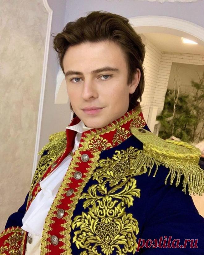 Беспечная избранница Прохора Шаляпина оформила на него 4 элитных квартиры стоимостью 70 миллионов рублей  На днях стало известно, что Прохор Шаляпин встречается с Ларисой Копенкиной.
Несмотря на то, что пара постоянно ссорится, а недавно даже пыталась расстаться, она решила не скрывать свои отношения.
Теперь о них знает весь мир.
Недавно Копенкина показала в своем микроблоге фото, на котором позирует вместе с Шаляпиным в роскошной квартире за 70 миллионов рублей, купленной на имя своего возлюб…