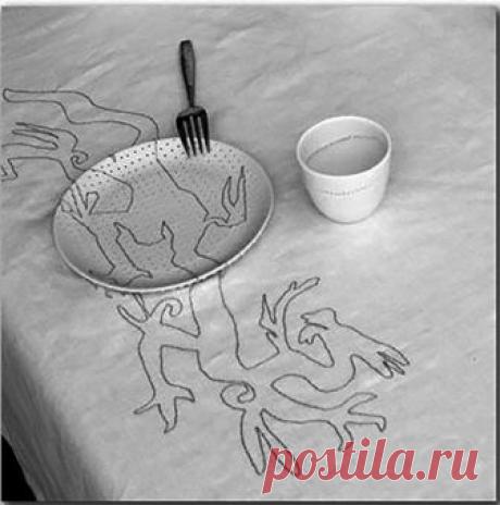 Голландка Хелла Йонгериус всю свою жизнь, она только тем и занималась, что удивляла: ковриком для ванны с каплями воды, диваном с пуговицами на изнанке, тарелками, пришитыми к скатерти...