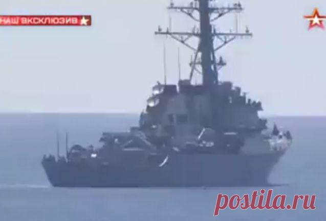 Американский корабль сбежал от российского гимна (Видео)