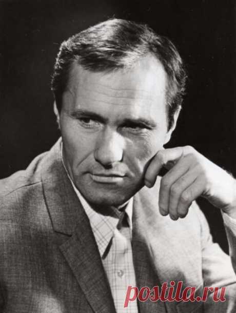 95 лет

25 июля родился Василий Шукшин (1929 — 1974) — русский советский писатель, кинорежиссёр, актёр, сценарист.

Писатель, режиссер и актер Василий Шукшин до поступления во ВГИК успел сменить несколько профессий: был слесарем, моряком, учителем и директором школы. Свои первые рассказы он начал создавать еще в армии, а печатать — в студенческие годы. Известность Шукшину принесли книги о малой родине — Алтайском крае — и фильмы по собственным сценариям, среди которых у со...