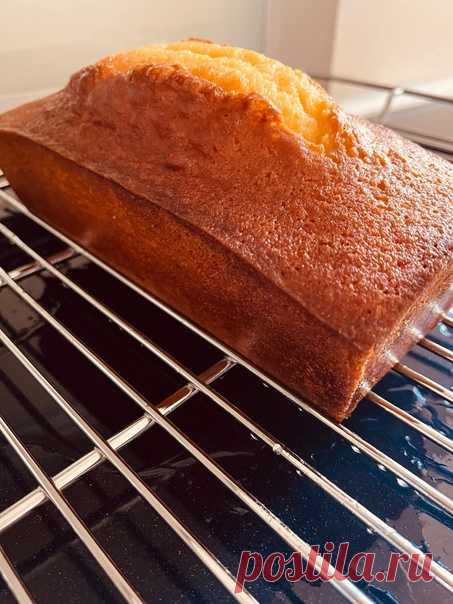 Лимонные кексы от Людмилы Букиной

Это самые вкусные и самые простые в приготовлении кексы. Вы просто обязаны их попробовать!
Из инвентаря вам понадобится только ручной венчик, миска и форма для кекса.
В рецепте много пропитки, обязательно используйте ее всю. Чтобы пропитать кексы лучше, используйте шприц.

Не скрываю никогда, что рецепт не мой, а замечательного шефа Яна Дуича @yann_duytsche, я увеличила объем пропитки.

Рецепт на 2 шт. по 500 гр или один большой кекс весо...