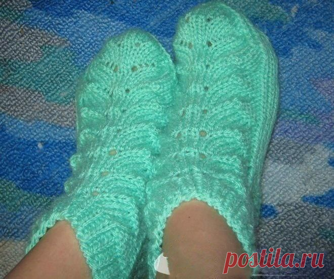 Оригинальные носочки спицами, узор с листочками