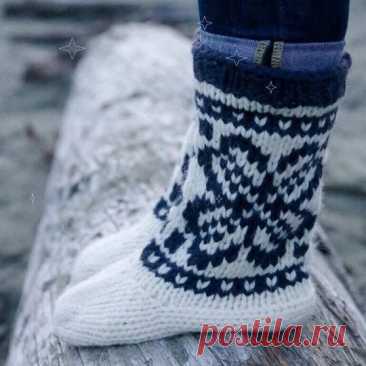 Mukluks - теплые вязаные унты для любого возраста Для любого возраста, начиная от самых маленьких деток.Размеры:Для младенцев (для малышей, для детей S, M и L, для взрослых S, M и L)Окружность верхнего края – 15.5 (16.5, 16.5, 18, 19, 26.5, 28, 29) см,Высота паголенка – 11.5 (15.5, 15.5, 15.5, 15.5, 20.5, 20.5, 20.5) см,Длина стопы – 12...