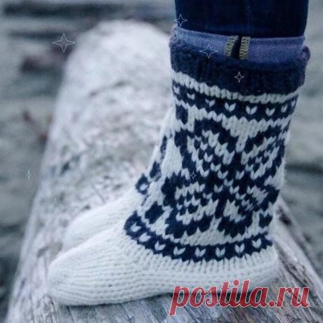 Mukluks - теплые вязаные унты для любого возраста Для любого возраста, начиная от самых маленьких деток.Размеры:Для младенцев (для малышей, для детей S, M и L, для взрослых S, M и L)Окружность верхнего края – 15.5 (16.5, 16.5, 18, 19, 26.5, 28, 29) см,Высота паголенка – 11.5 (15.5, 15.5, 15.5, 15.5, 20.5, 20.5, 20.5) см,Длина стопы – 12...