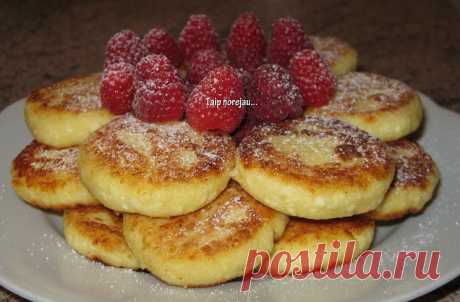 Rusiški varškėčiai (Сырники) Rusiški varškėčiai (Сырники) - patiekalas, kurį nesunkiai pasigaminsite pagal šį receptą. Daug gerų, išbandytų receptų, kuriuos privalai išmėginti!